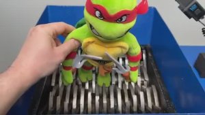 Черепашка  ниндзя и двадцать лучших его друзей решили разобраться  с измельчителем  смотрите