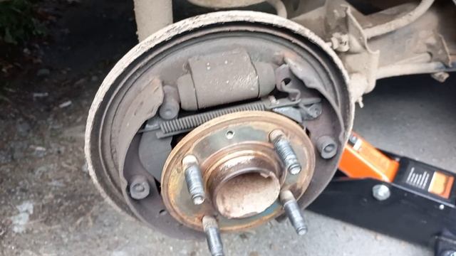 Замена задних тормозных колодок на Шевроле Кобальт смотреть онлайн