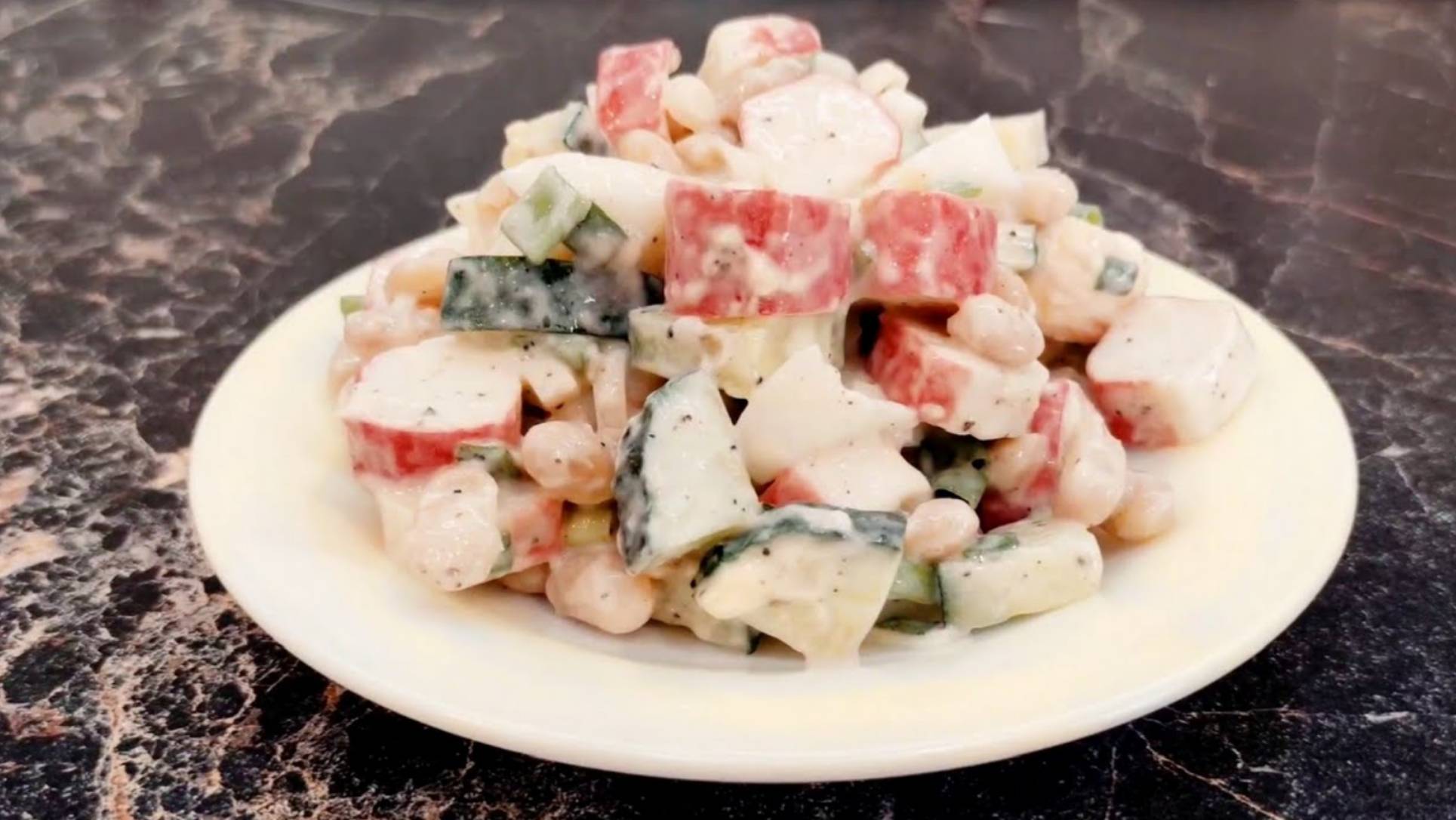 Салат Новинка. Салат с крабовыми палочками. Рецепт салата. смотреть онлайн