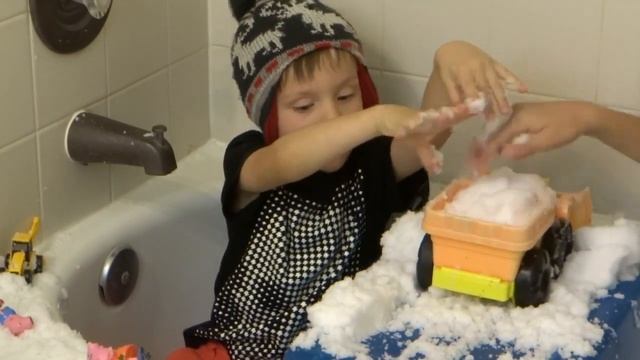 Играем со снегом-playing with snow! смотреть онлайн