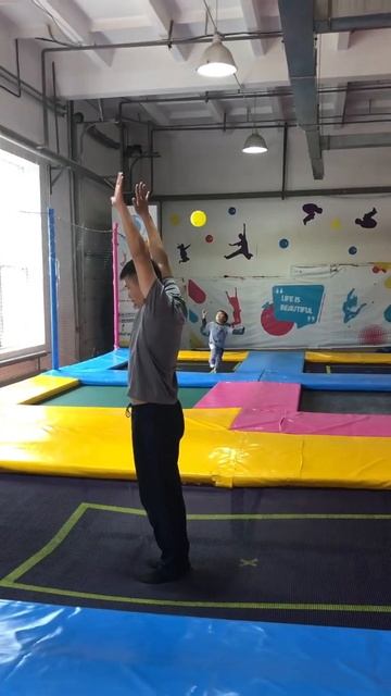 Сальто назад на батуте, работаем 💪 смотреть онлайн