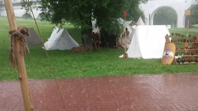 Дождь на фестивале Времена и Эпохи 2024. Навес скифов. смотреть онлайн