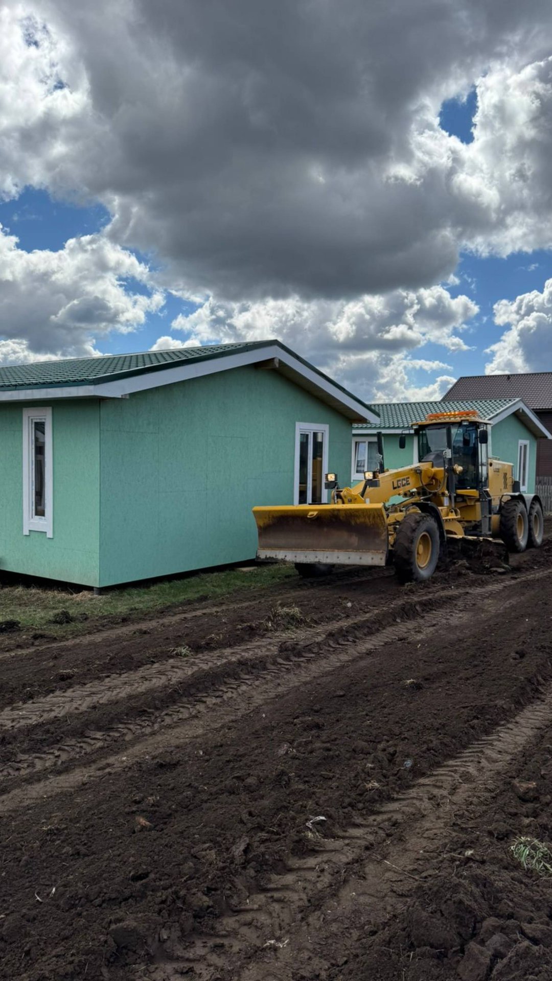 На территории базы работает грейдер