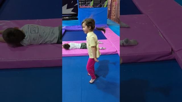 Женя прыжок и батут