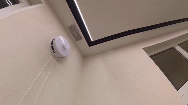 Эффектный черный угловой карниз с подсветкой