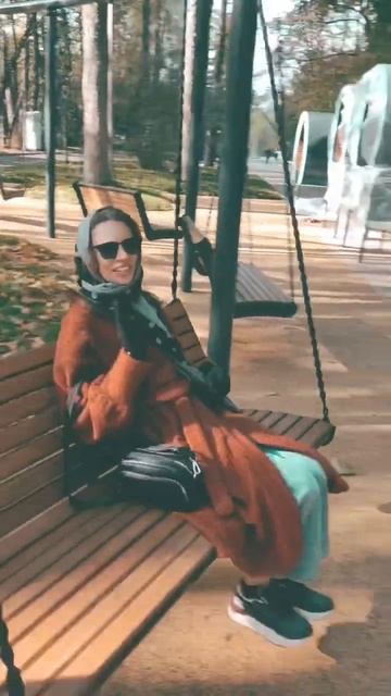 Просто качаюсь на качелях 😃 #осень #прогулка #качели смотреть онлайн