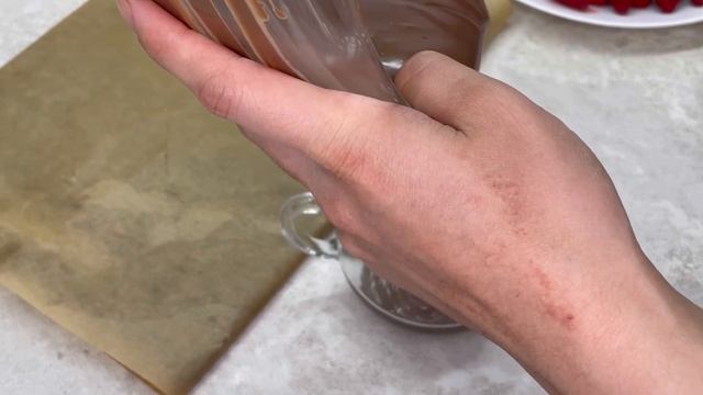 КЛУБНИКА В ШОКОЛАДЕ🤩 БАНАН В ШОКОЛАДЕ🤤 ТЕМПЕРИРОВА? смотреть онлайн