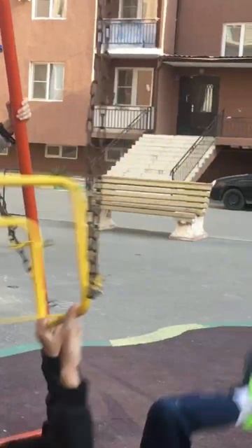 Пацан упал с качели смотреть онлайн