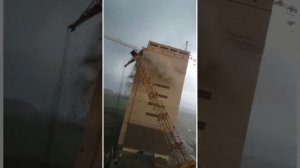 Из-за сильного ветра в Тюмени упали строительные кран?