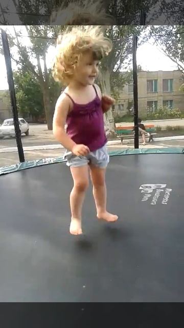 Катюша прыгает на батуте