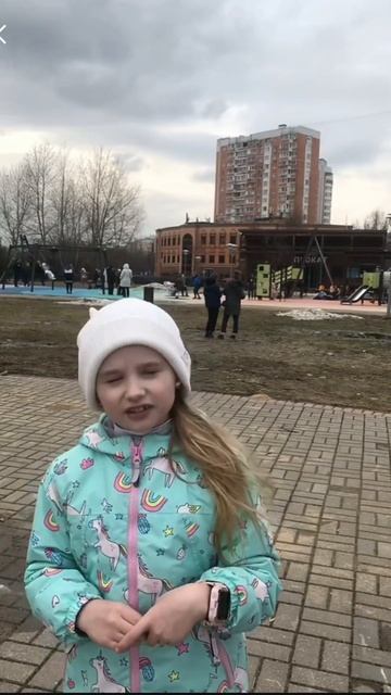 Алиса тянет на детскую площадку 🙈 смотреть онлайн