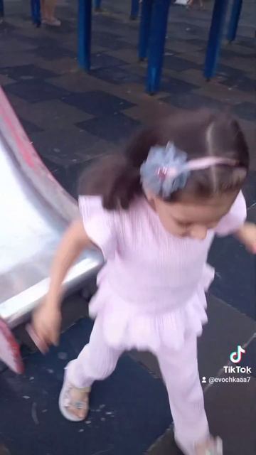 Евусичка играеться на детской площадке