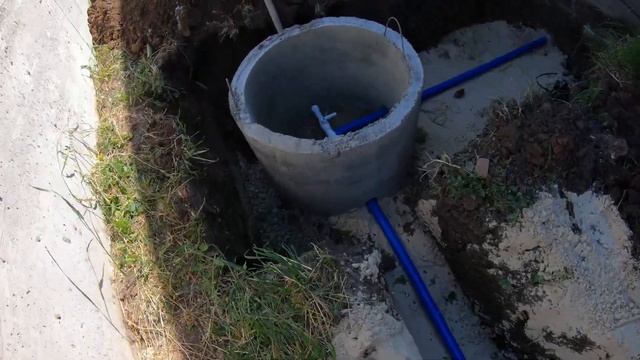 11 Бужор. Монтаж септика. Закапывание вводного кабеля и водопроводной трубы до будущего колодца. смотреть онлайн