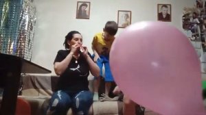 кто быстрее надует и лопнет шарик челлендж