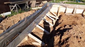 Фундамент на склоне. От траншеи до заливки, показываю ?