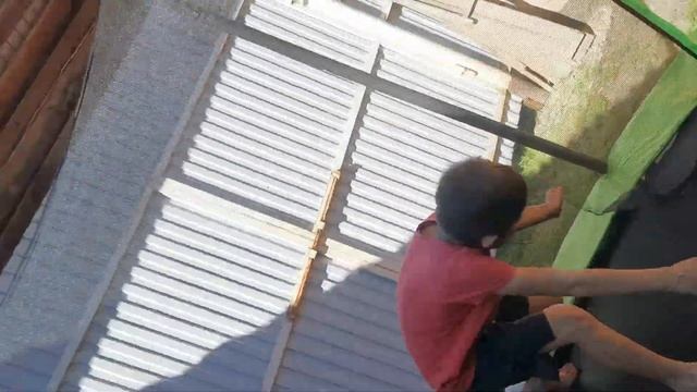 кто-то под батутом!!!! Помогите!!! 😱😱😱😱 смотреть онлайн