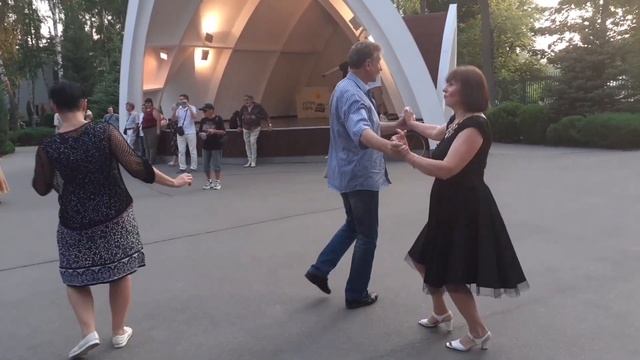 Полюбил тебя я не на шутку!💃🕺🌸/Танцы в парке Горького Харьков июль 2021 смотреть онлайн