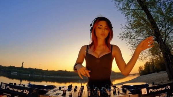 Diana Jo - MELODIC TECHNO & INDIE DANCE Vibe LIVE dj set Sunset by the Water