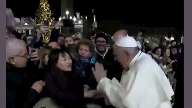Папа Римский ударил вцепившуюся в него женщину а затем извинился видео смотреть онлайн
