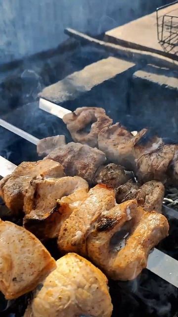 Корейка на шампурах, чевапчичи на гриле с авокадо