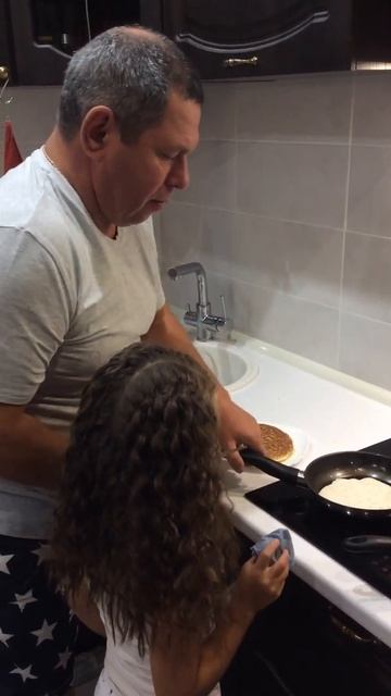 Дедушка печёт блины внученьки🙏 смотреть онлайн