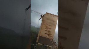 Падение башенных кранов на стройке.