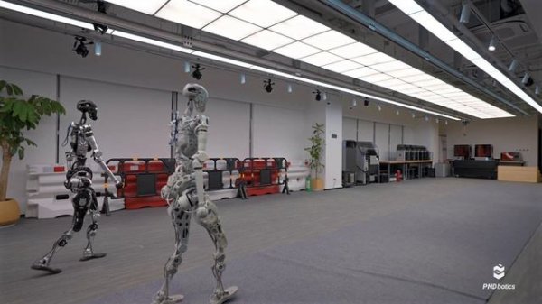 🦿Робот из Китая научился ходить как человек! И всё благодаря ИИ.