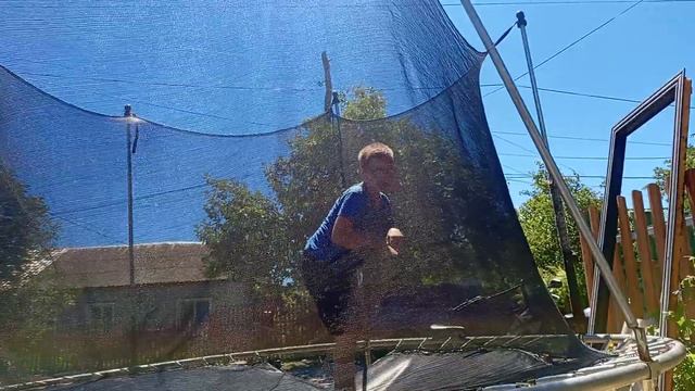 как делать заднее сальто( На батуте).