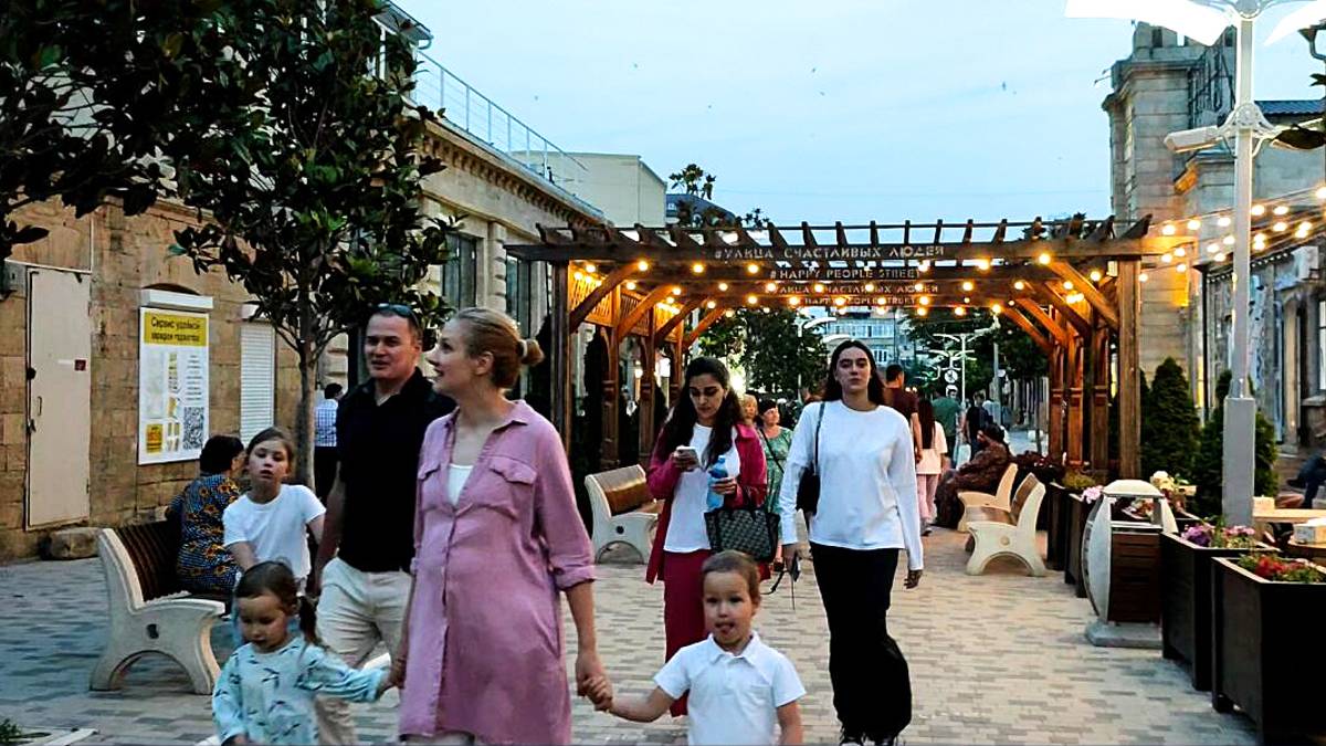 Пешеходная Улица Счастливых Людей в Дербенте. Здесь сосредоточена культурно-вечерняя жизнь города смотреть онлайн