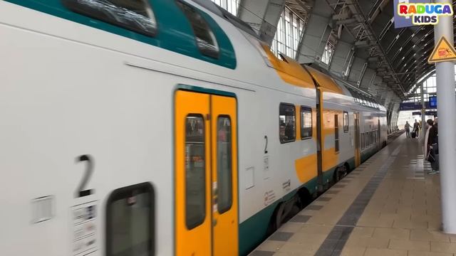 Изучаем поезда и железнодорожный транспорт для детей.