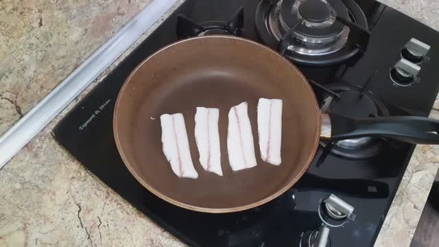 Сочное, обжаренное сало, хрустящий обжаренный хлеб натертый чесноком - это безумно вкусно. смотреть онлайн