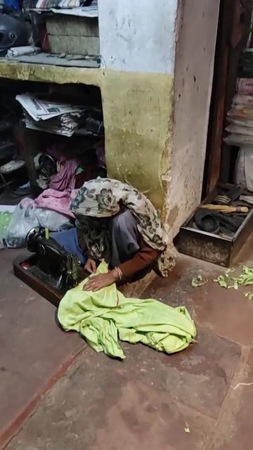 Индийская #старая #женщина #бабушка шьёт на машинке #ин