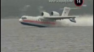 самолет Бе-200 набирает воду.