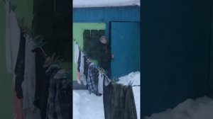 Мальчик очень хочет в туалет