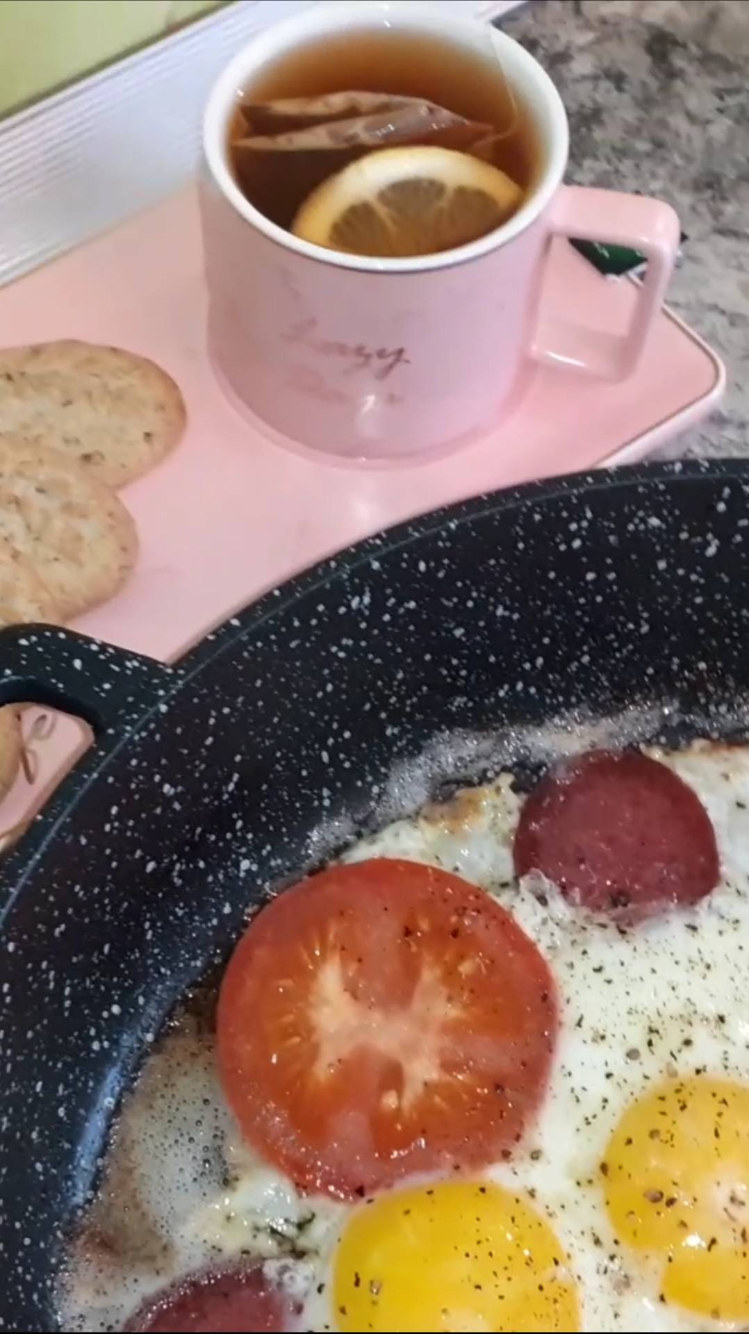 Сегодня на завтрак : Яичница с помидорами и колбасой. смотреть онлайн