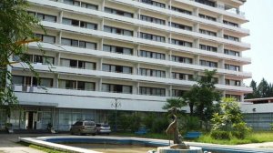 АБХАЗИЯ. ЦАНДРЫПШ. ДОМ ОТДЫХА,, ПСОУ". ТЕРРИТОРИЯ. ИНТЕРЬЕР. СТОИМОСТЬ ПРОЖИВАНИЯ