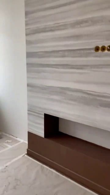 декор зоны камина и телевизора!