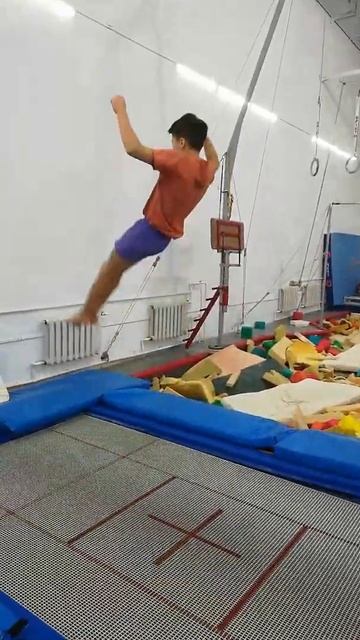 Двойное сальто со спины. #сальто #сальтуха #сальтоназа? смотреть онлайн