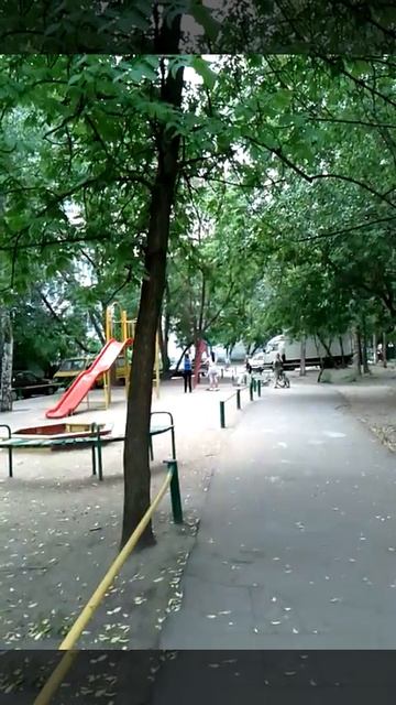 Мальчик крутит "солнышко" на качели. смотреть онлайн