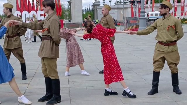 Репетиция танцевального коллектива перед акцией "Майский Вальс" на ВДНХ смотреть онлайн