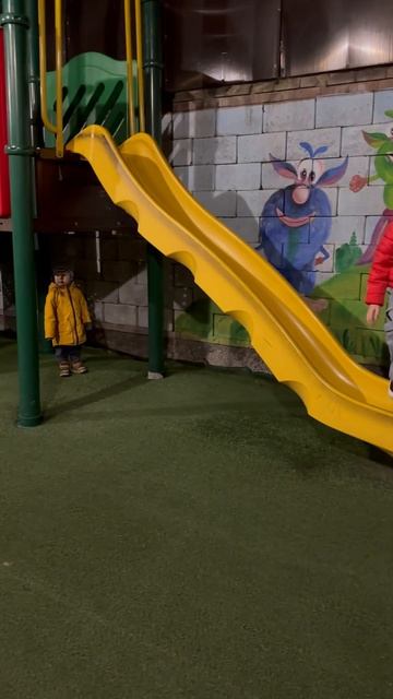 Прогулка на детской площадке смотреть онлайн