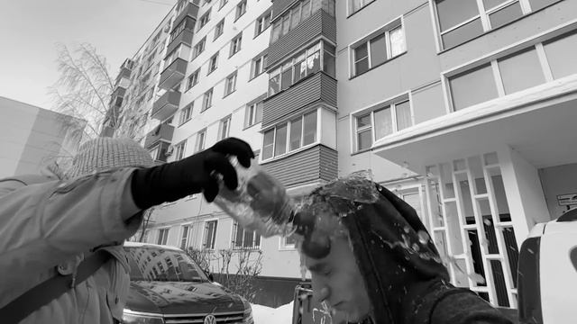 ЗЛАЯ БАБКА НАПАДАЕТ на ШКОЛЬНИКОВ! смотреть онлайн