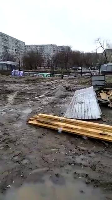 Свалившийся забор. Стройка. смотреть онлайн