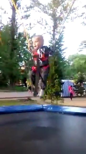 Батут. "Сильней толкай, вот молодец!" Тетя Лена и племян смотреть онлайн