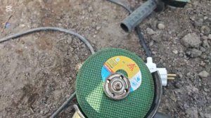 Одеваю чехол на теплицу, есть косяки исправляем