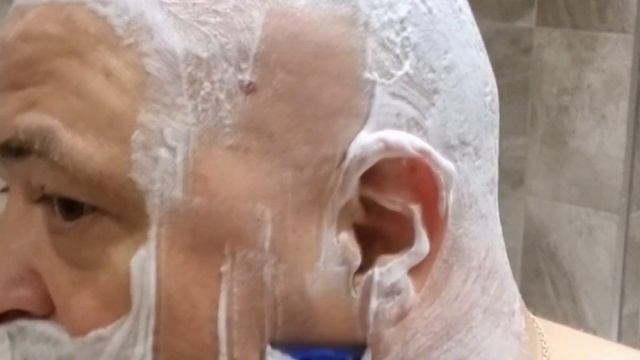 Два хороших одноразовых станочка, новое мыло и одеколон. Чем побриться?