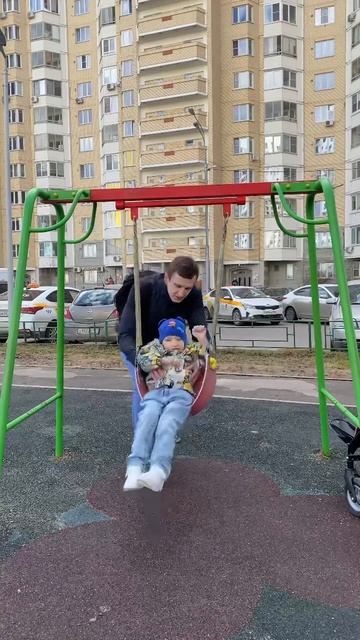 Покачались на качелях:) #отецисын #ребенок #отецодиноч? смотреть онлайн