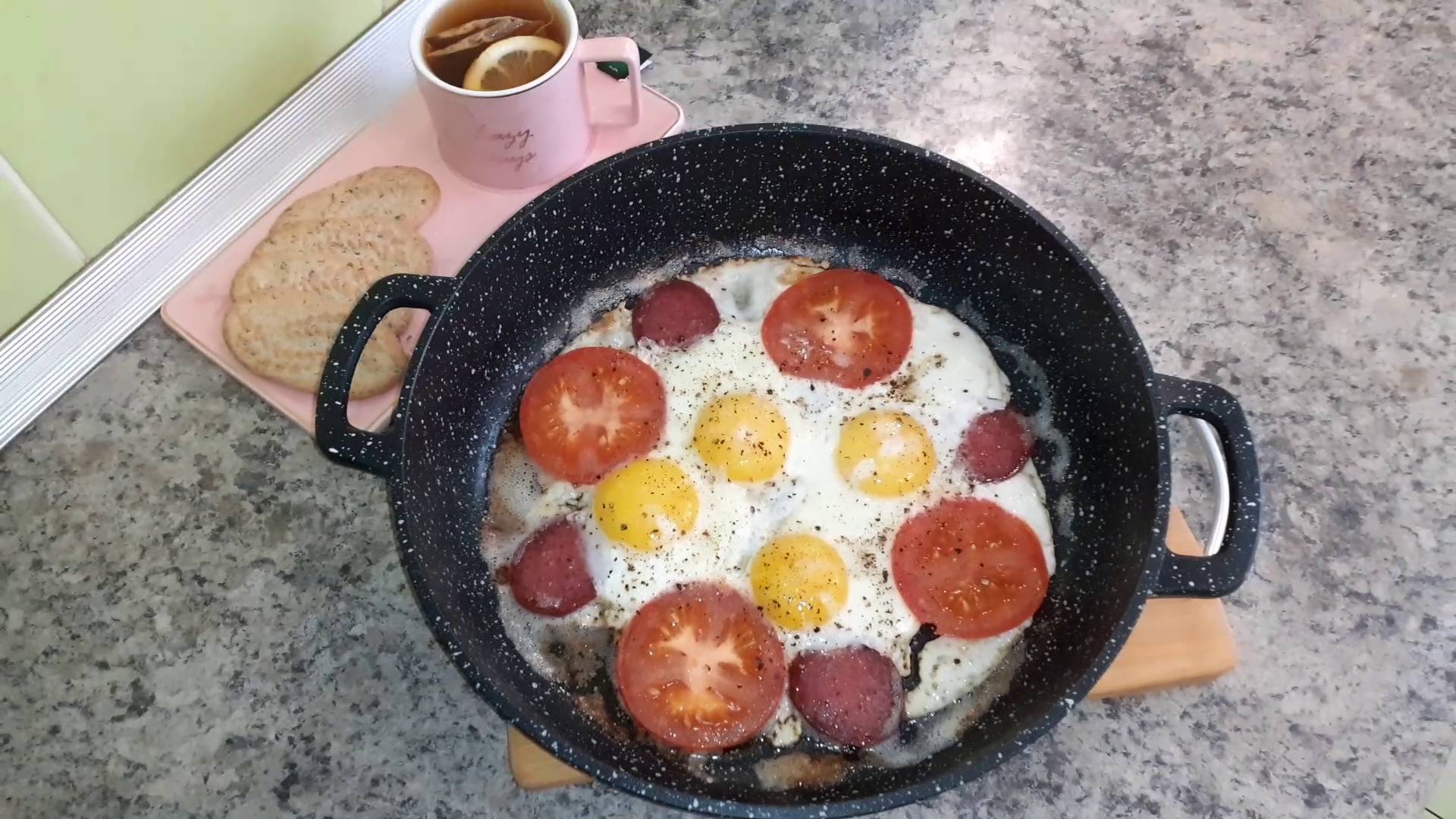 А что у вас сегодня на завтрак? У меня Яичница с помидорами и колбасой. смотреть онлайн