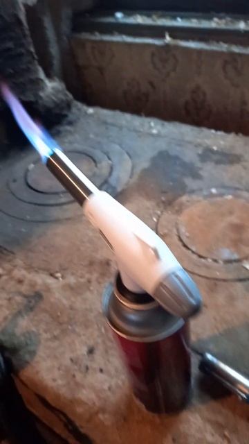 Огонь с другого сопла загорелся у газового баллончика
