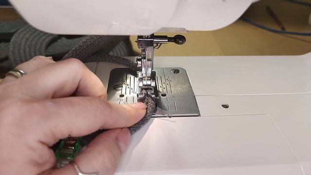 Как начать шить кольцо из шнура?! небольшой МК смотреть онлайн